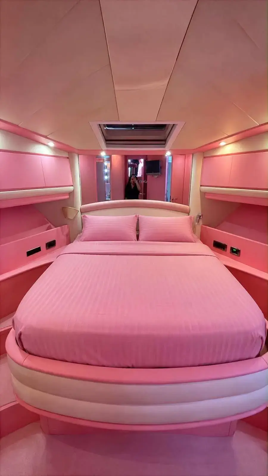 Second double cabin with a pink double bed